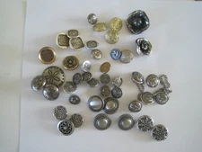 Button Lot Vintage Gold Silver Tone Coat Of Arms Cross Hatch Leaves Lion
