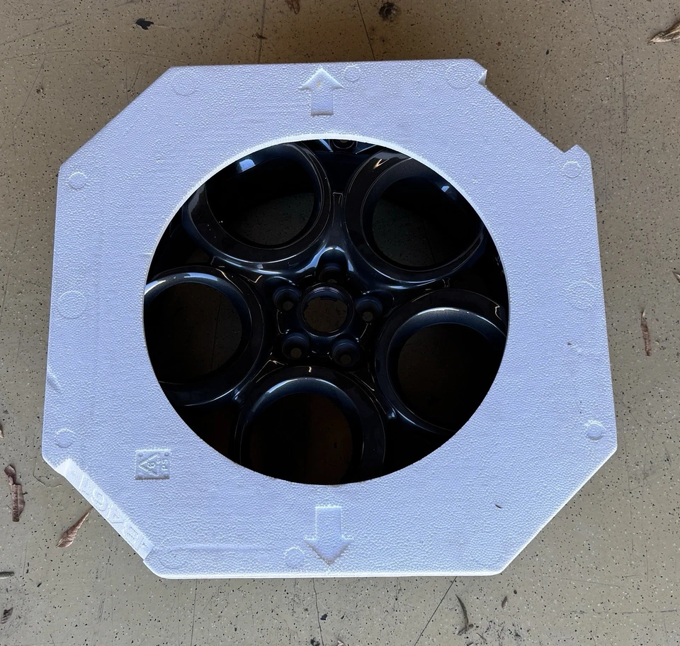 Alfa Romeo 4C 2016-2020 18 x 7 Grey OEM Wheel Rim AR 68237424-AA W914 - Изображение 2 из 4