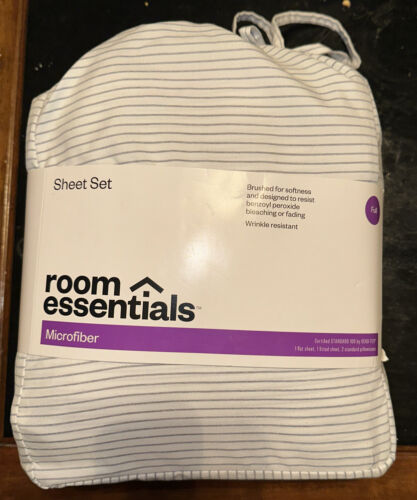 Ensemble de draps en microfibre pleine grandeur Room Essentials blanc avec sac de transport à rayures bleues - Photo 1/2
