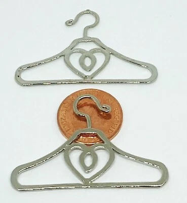 Puppenhaus Set Mit 2 Große Metall Liebes- Herz Mantel Aufhänger Miniatur Tumdee - Bild 1 von 4