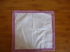 wei&szlig;es Taschentuch aus Stoff mit bestickter Ecke + altrosaner H&auml;kelspitze - 29cm