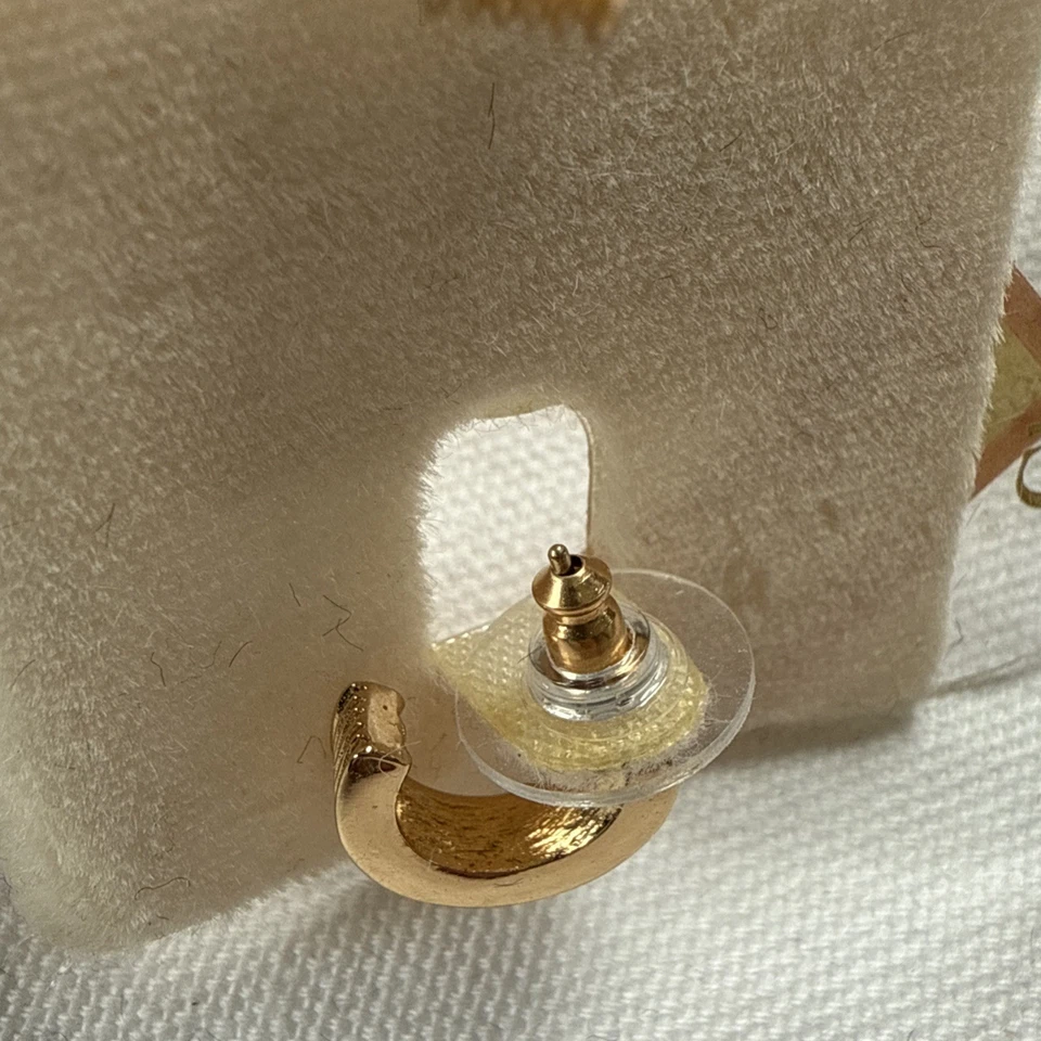 Pendientes brazalete de oro Christian Dior con detalles cuadrados de cristal y poste de oro de 14kt Foto 3 de 4