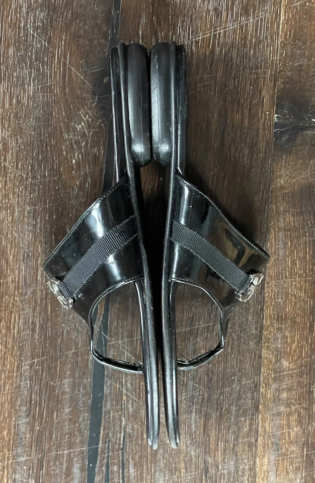 Sandálias lisas Ferragomo couro envernizado preto 6,5 ~logotipo prata designer HW Lux - Imagem 3 de 4