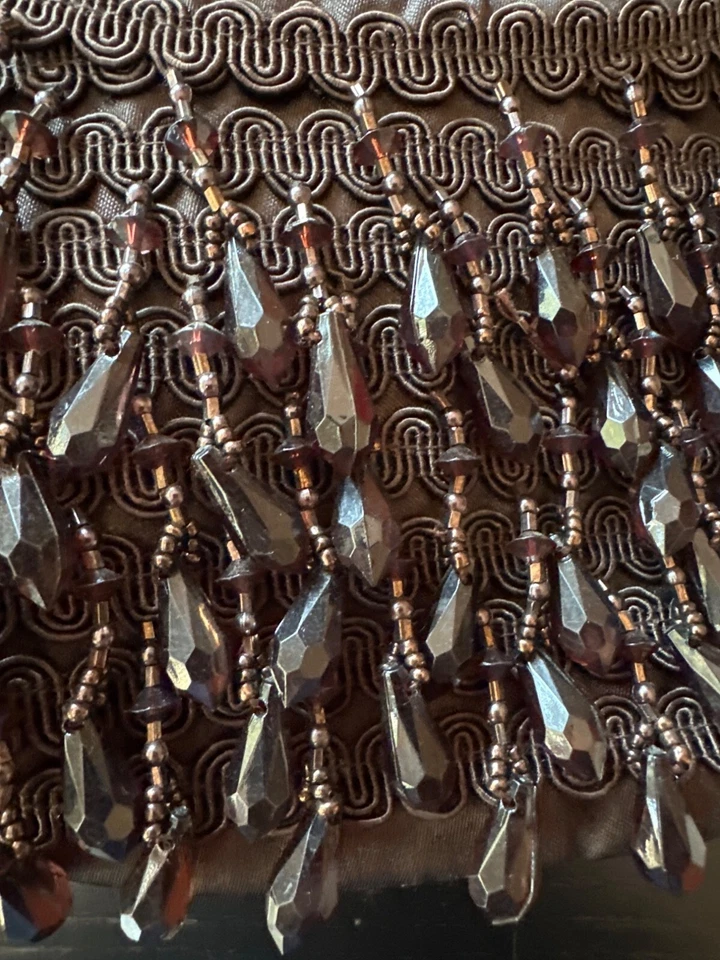 Cartera sin asas Banana Republic para mujer con cuentas marrón satinado con correa de cadena Foto 2 de 4