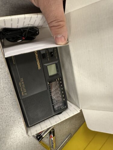 IN BOX GRUNDIG TRAVELER II Radio portatile a onde corte 7 bande - Foto 9 di 9