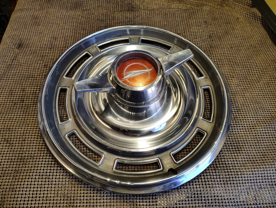 Buick Skylark Gran Sport GS 1966 camioneta deportiva OEM GM cubierta de rueda giratoria tapacubos Foto 3 de 4