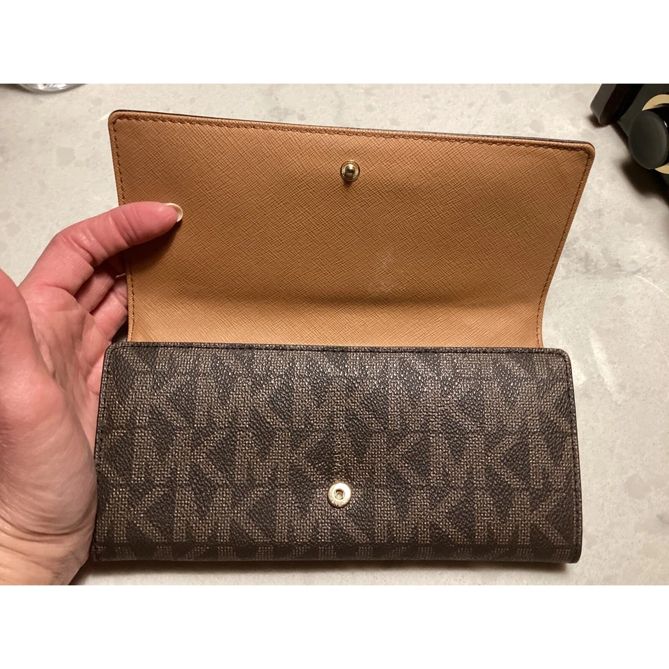 Cartera Michael Kors Marrón MK Logo Estampado Solapa Cierre a Presión Foto 3 de 4