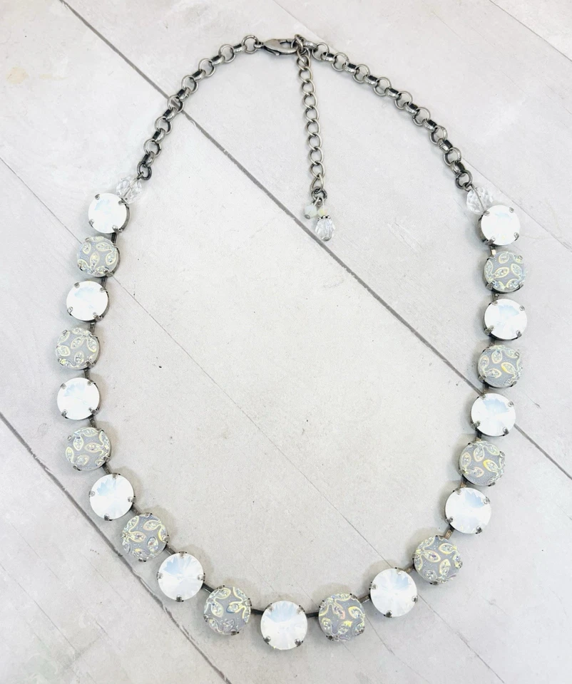 Collar de cadena de copa AB con cabujón opalescente blanco chapado en plata de 12 mm