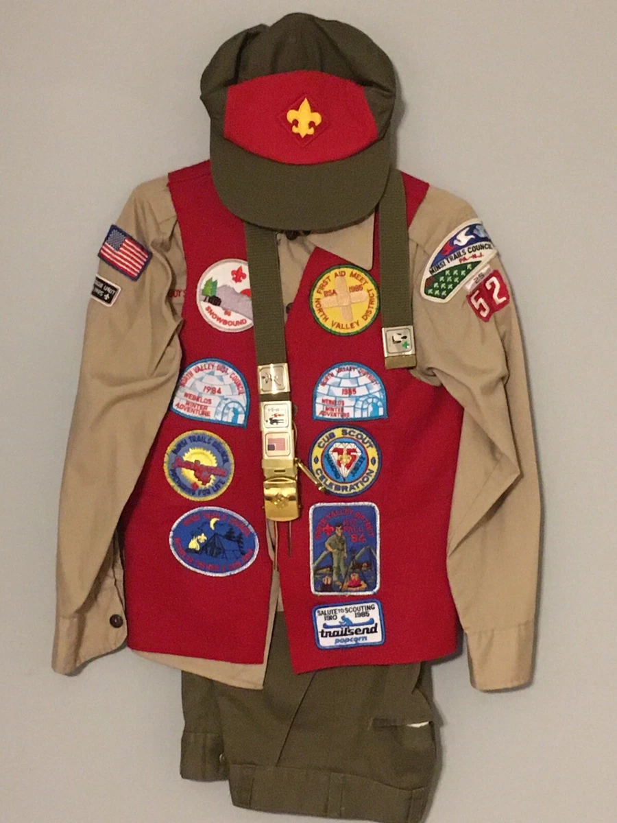 Lot GROUP OF VINTAGE 1970S BOY SCOUT UNIFORMS BELTS BADGES, 53 OFF