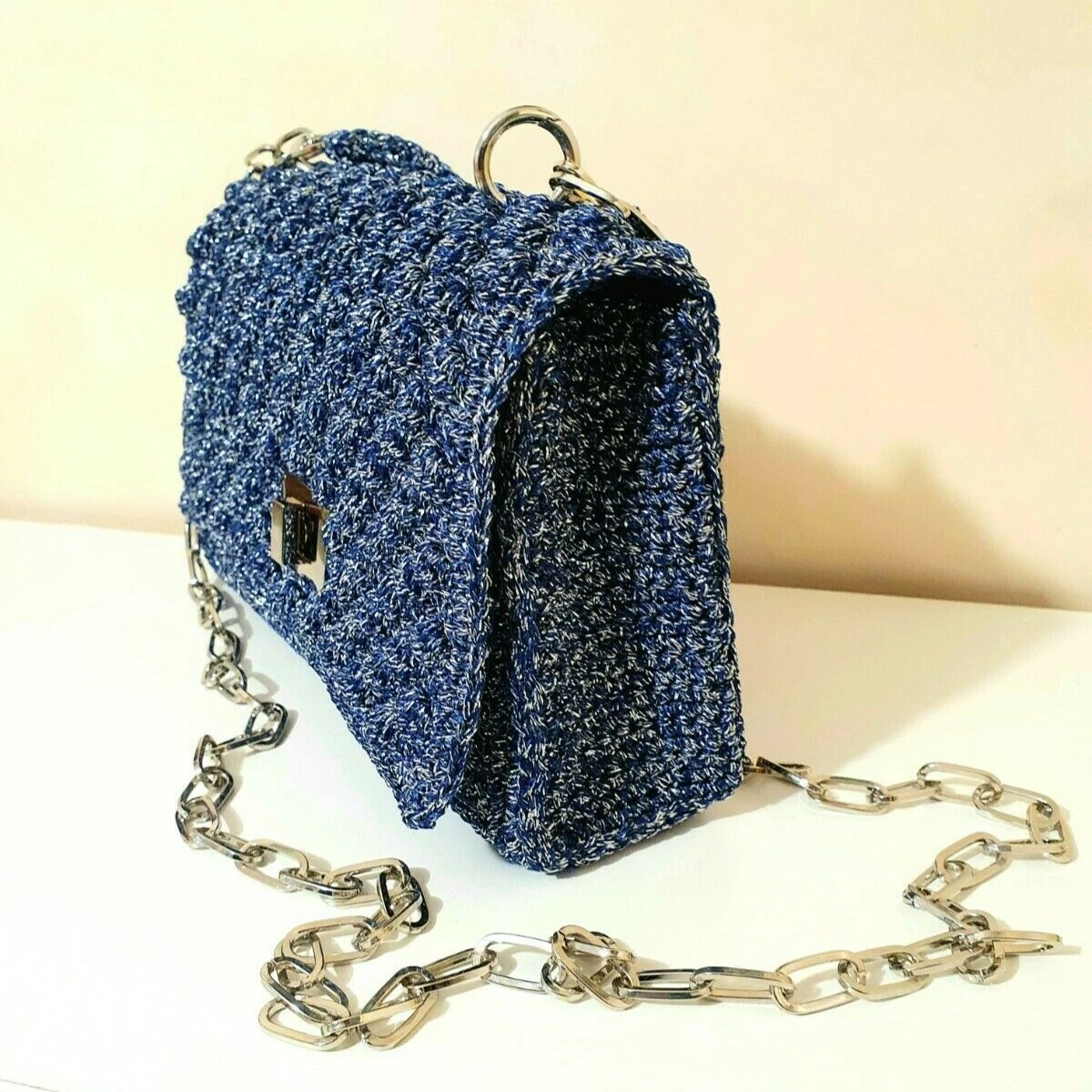 Borsa pochette crochet blu e argento con originali dettagli