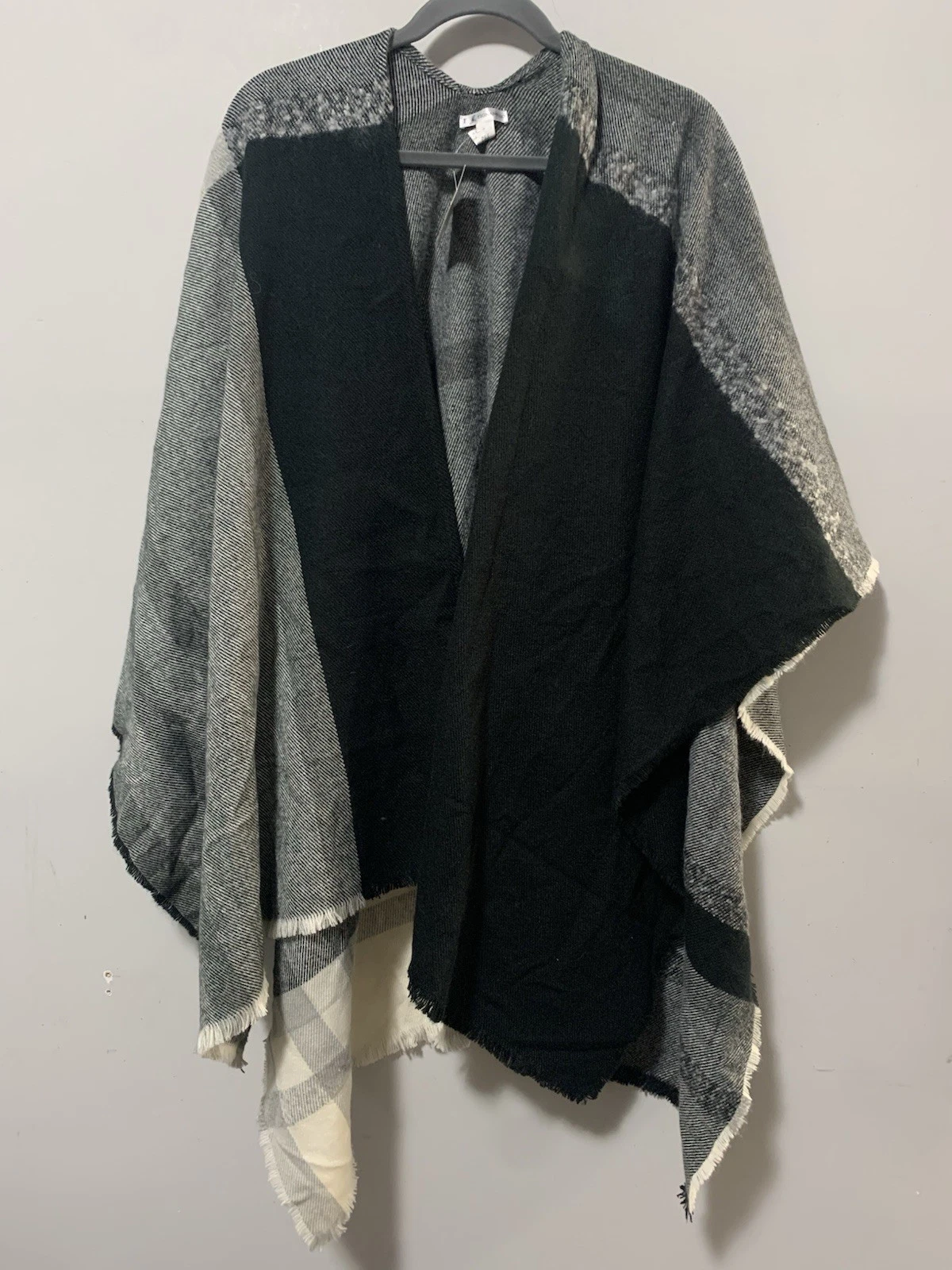 NWT T By Tignanello Women One Size Poncho Grey Black Classic Soft Sweater