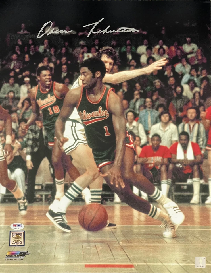 PROFESSIONAL SPORTS AUTHENTICATOR (PSA) Oscar Robertson Autographed 16x20 Basketball Photo (PSA)