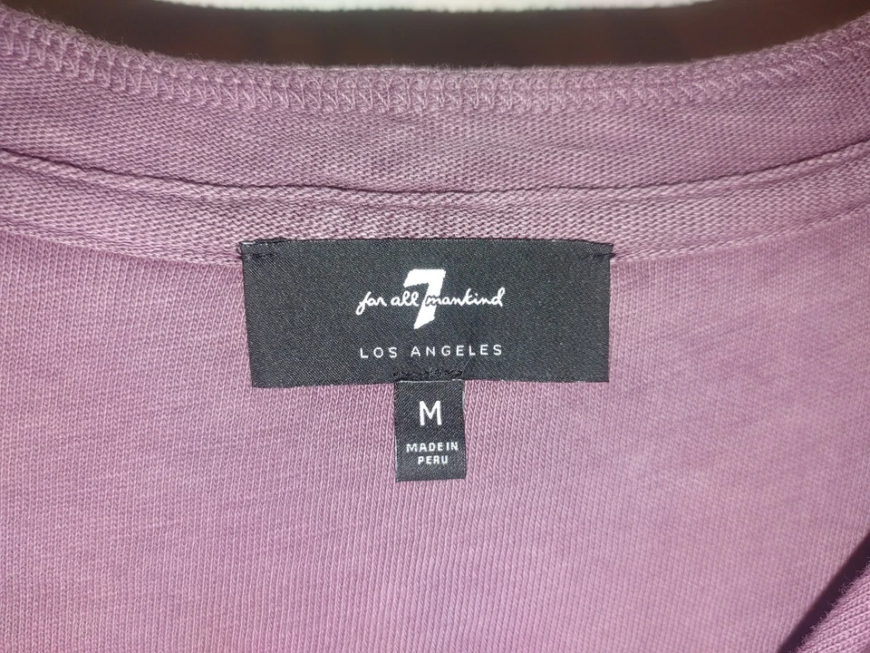 7 For All Mankind Para hombres Brooklyn Signature Slub Henley en Berenjena Mediana Foto 3 de 4