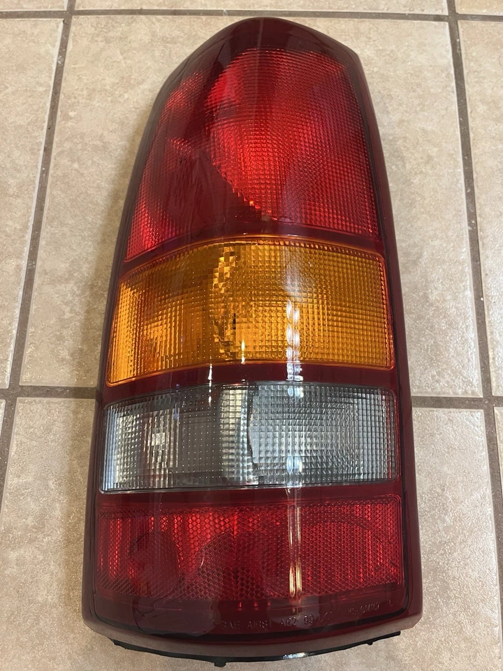 Задний фонарь в сборе со стороны водителя Eagle Eyes GM167-U000L GM Sierra Silverado - Изображение 2 из 4