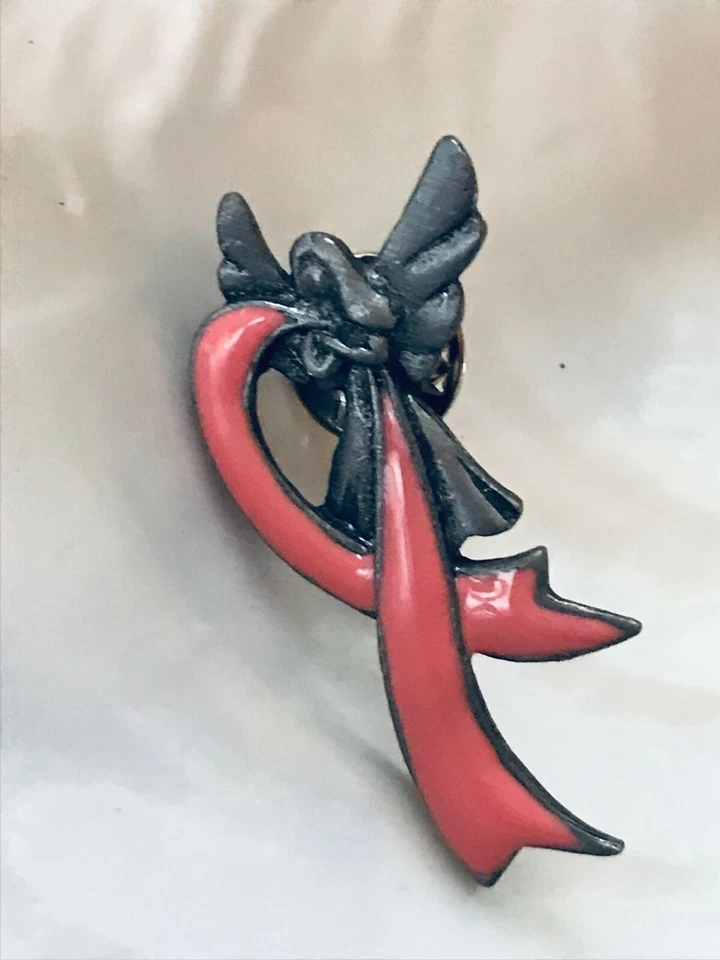 Pequeño ángel de peltre firmado Camco Estate con esmalte rosa cinta de cáncer de mama regazo Foto 3 de 4