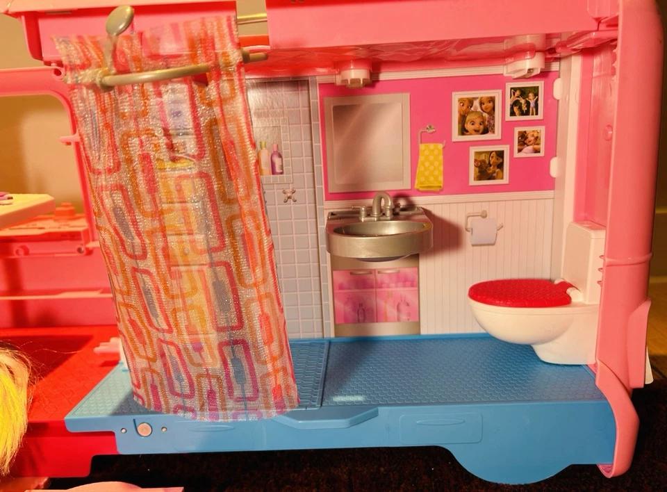 Barbie FBR34 Estate Dream Camper Rosa Pop Out Juego con Todos los Accesorios + 3 Púas Foto 4 de 4