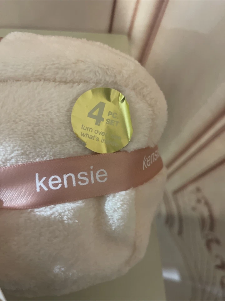 全新带标签 Kensie 粉色 4 件套舒适水疗套装 - 2 双袜子头包装化妆品盒 — 第 3/4 张图片