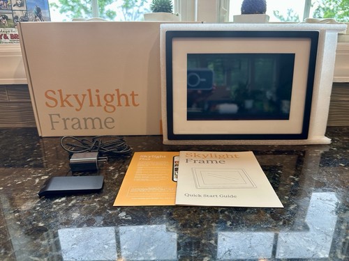 SKYLIGHT WiFi Digital Frame 10” Classic Black Frame…Barely Used