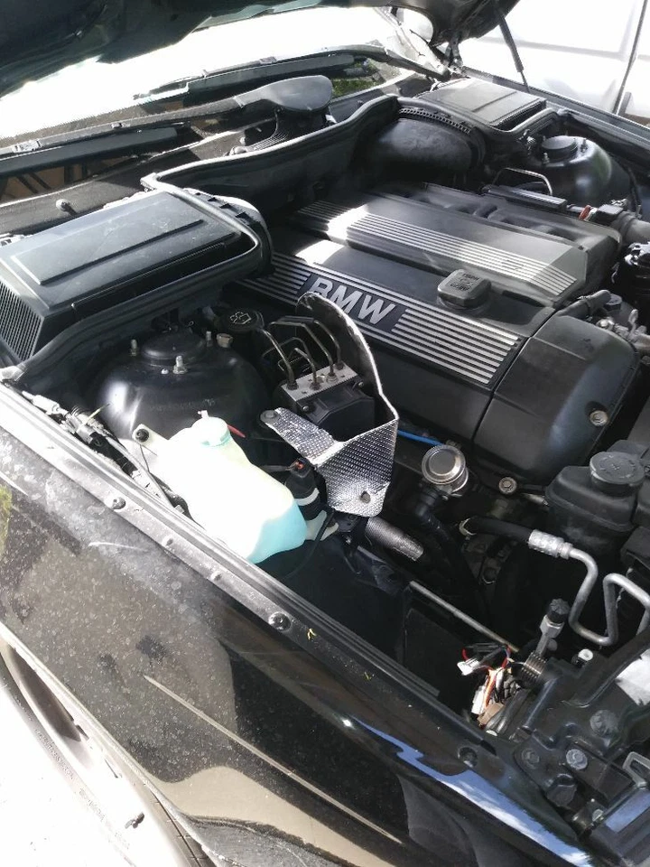 Protector térmico ABS BMW E39 (motores de 6 u 8 cilindros) Foto 3 de 4