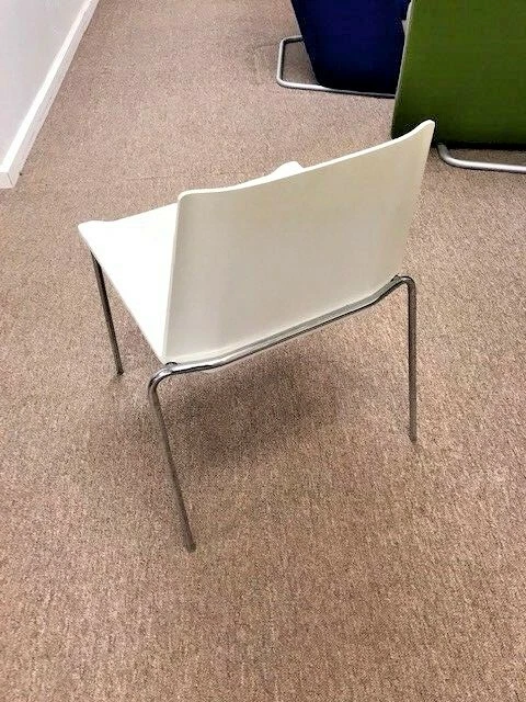 SILLA APILADORA BLANCA MODERNA DISEÑO BERNHARDT CON PATAS CROMADAS Foto 2 de 4