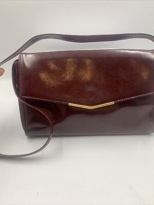 Bally Lackleder weinrot Clutch/Schulter Handtasche. Armband. Gold Hardware.