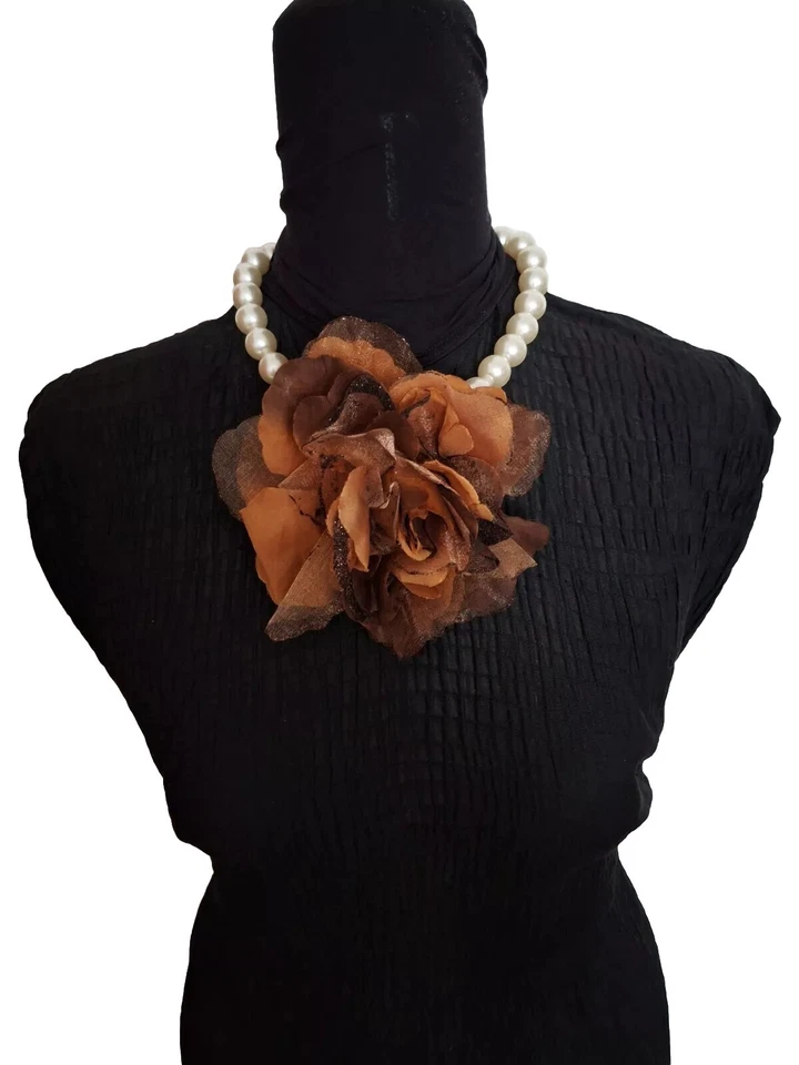 Collana in perle sintetiche con pendente a rosa in tessuto e in velo dipinto  - Immagine 2 di 4