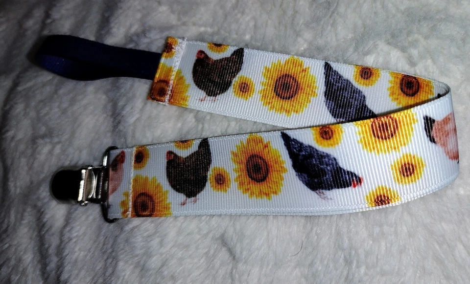 Clips para chupete de pollo hechos a mano  Foto 2 de 4