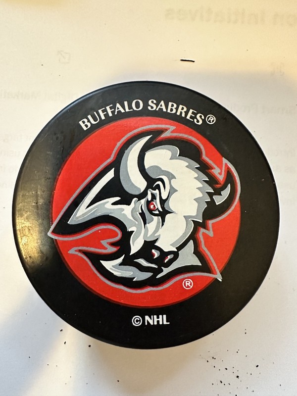 NHL Buffalo Sabres Vintage Puck World Souvenir Logo Hockey Puck Collect Pucks