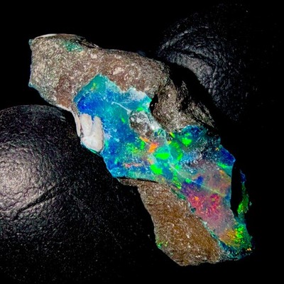 Natural Black Fire Opal Roh, Äthiopien Opal Edelstein 12 Ct 27x13 mm