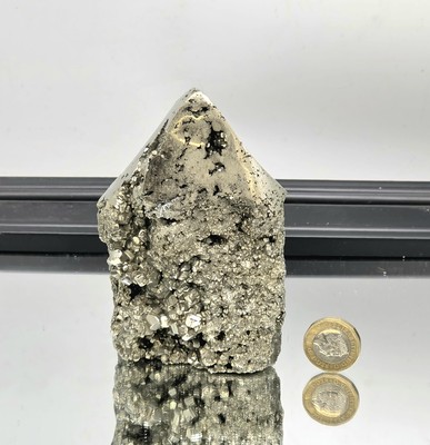 Großer oben polierter Pyrit Kristall Turm