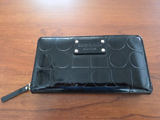 Portafoglio Kate Spade in pelle verniciata nera con cerniera a fisarmonica