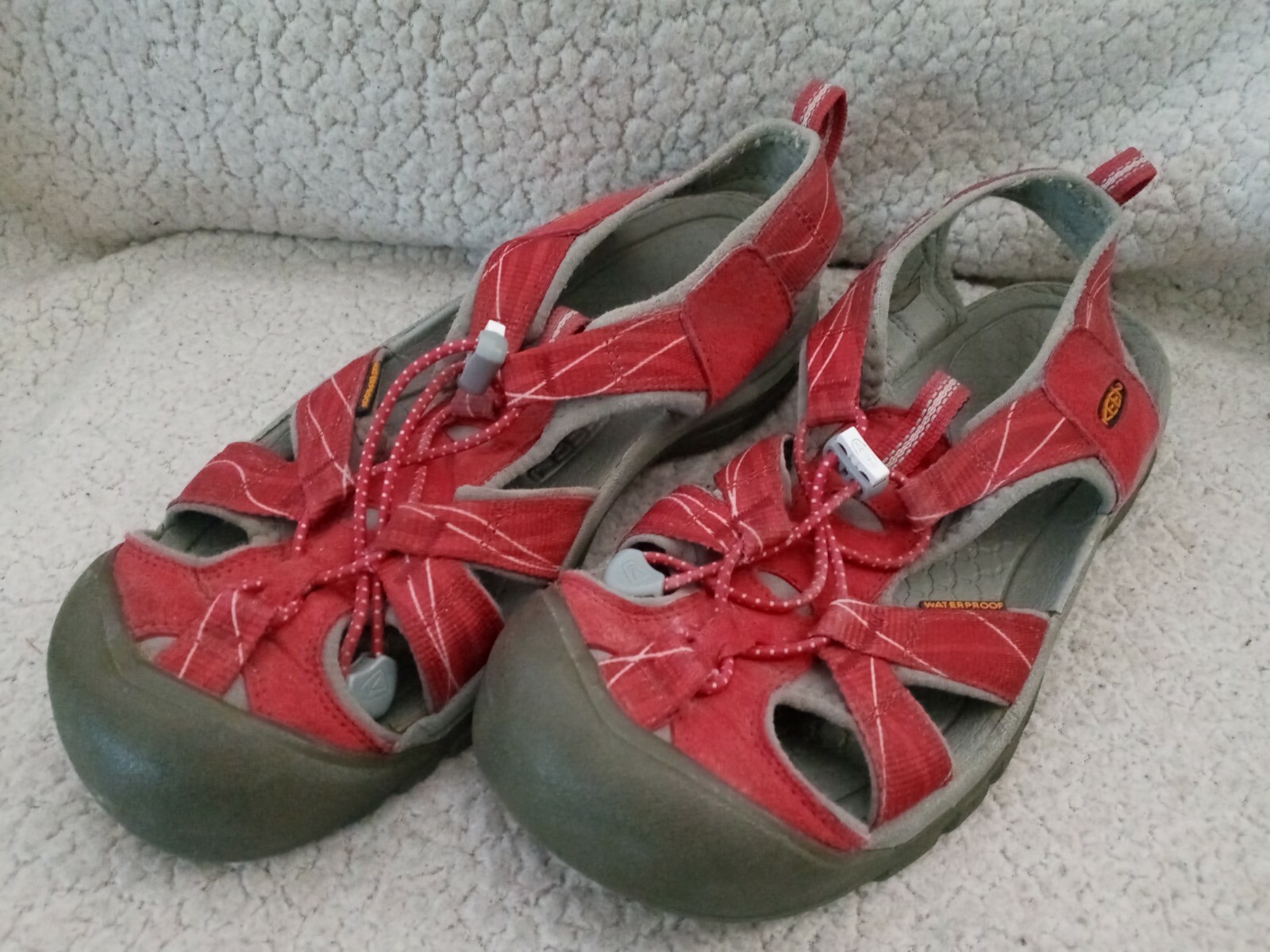 Sandali da trekking KEEN Newport rosa impermeabili sul fiume