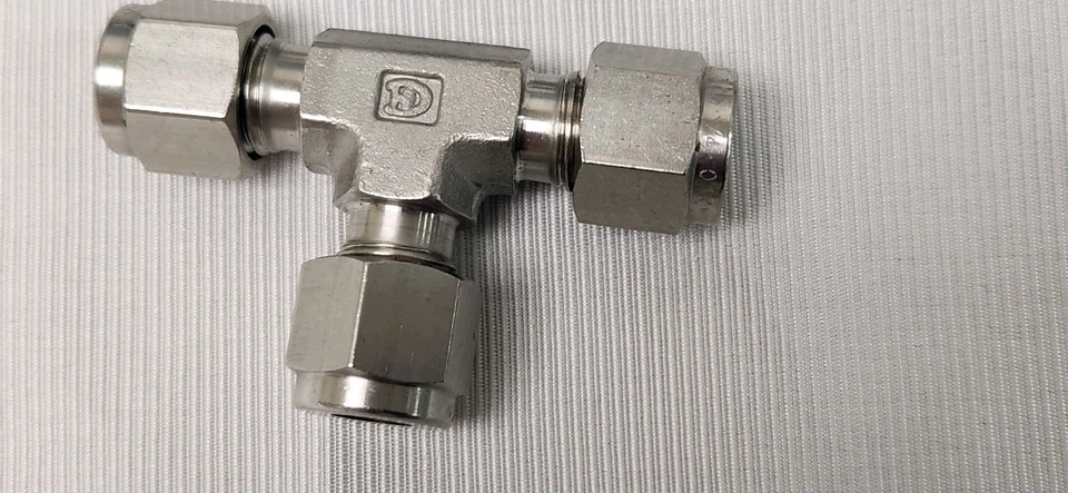 Hy-lok 316 Stainless 1/4" Tube Compression Union Tee Qty 7 - Image 3 of 4