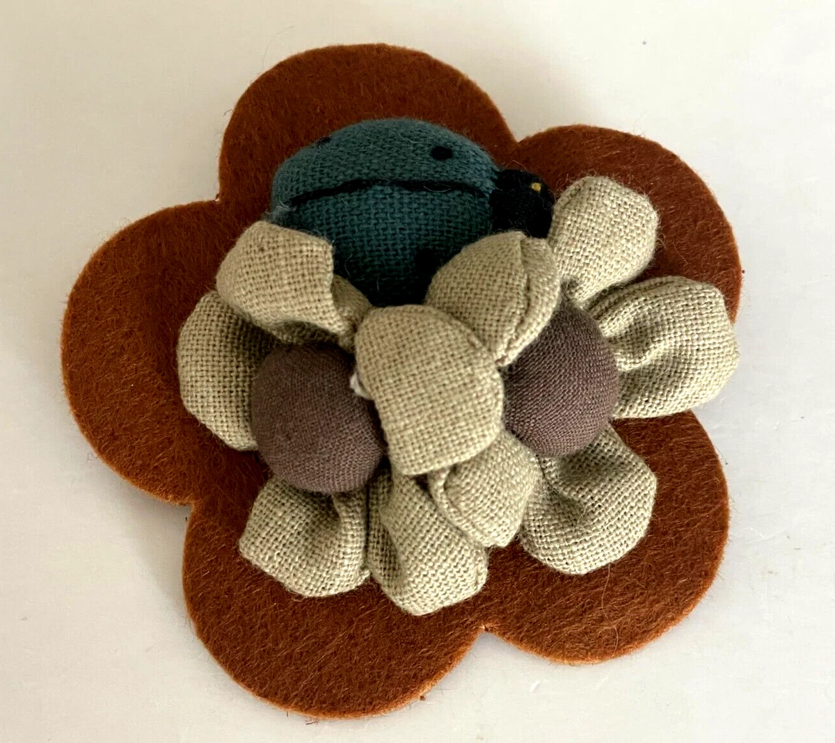 Broche Fleur En Tissu Rouge – Métal Doré Et Strass, Pièce Unique