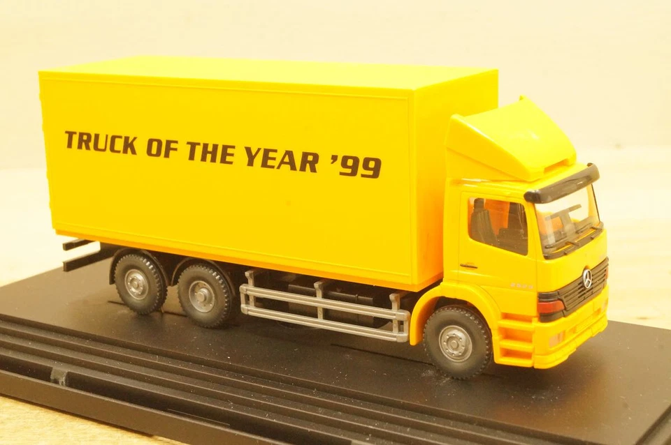 Ho 1:87 WIKING Werbemodell Mercedes Atego 2528 Festkoffer " Camion Of ' Year 99 - Immagine 2 di 4