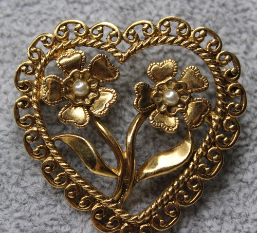 Goldtone Heart flowers and sunflower brooch set of 2 Costume pins faux Pearls - Picture 9 of 10