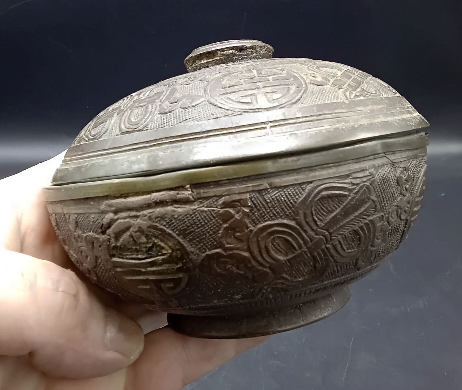 CONJUNTO DE JARRA CON TAPA Y DOS VASOS EN ALUMINIO Y COCO TALLADO