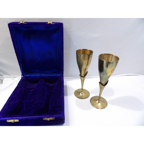 Vintage brass goblet flute set, original storage box, champagne or wine chalices - Picture 11 of 13