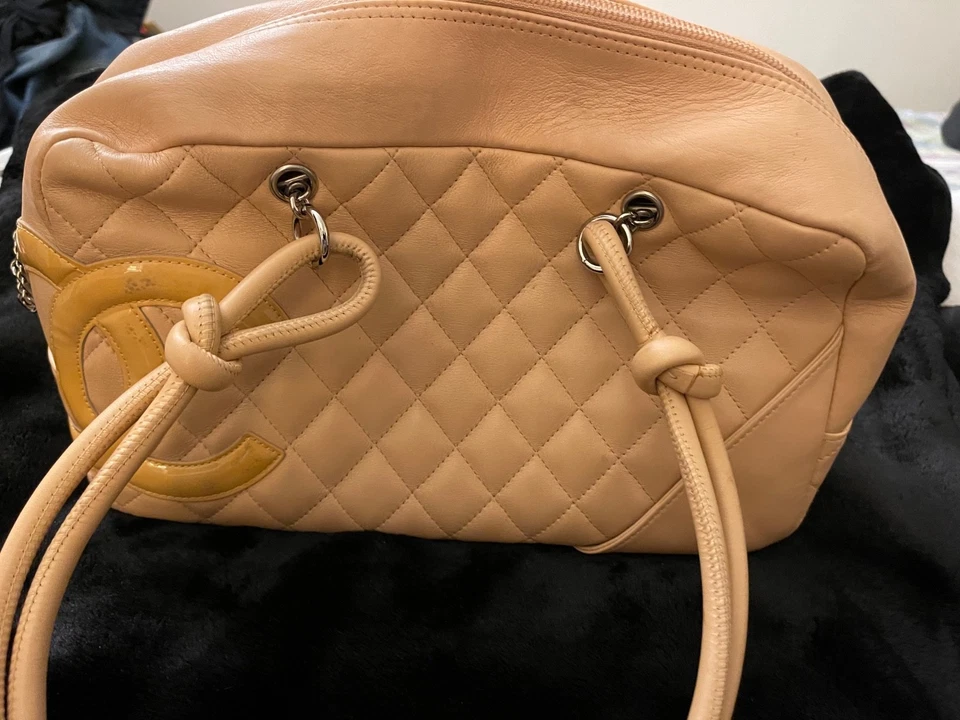 Autêntica bolsa tote Chanel Cambon acolchoada de couro – Bege com logotipo amarelo CC - Imagem 2 de 4