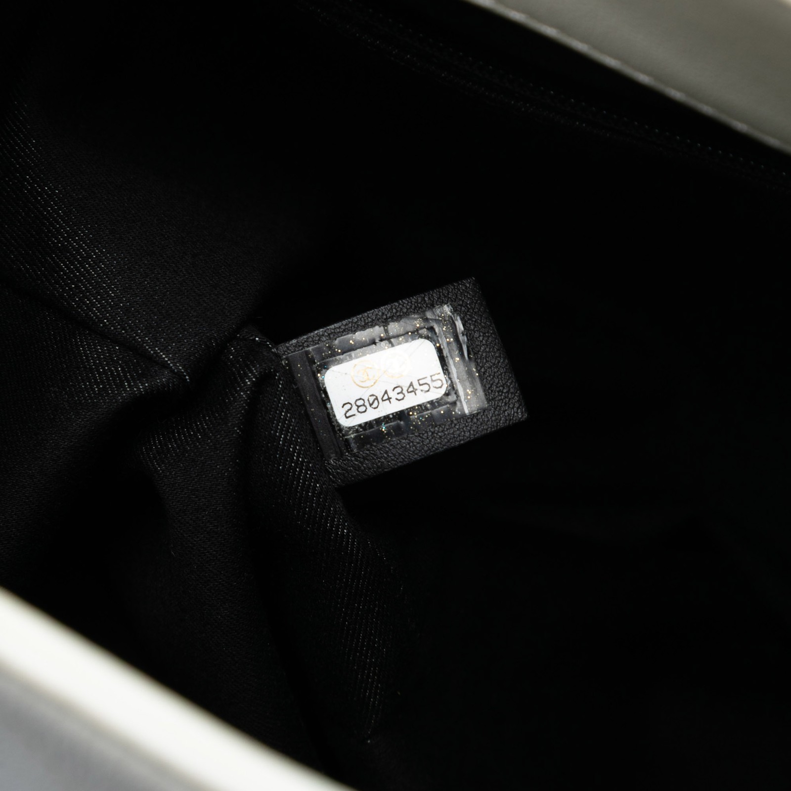 Authenticated Chanel Large Stitched Calfskin Butt… - image 6