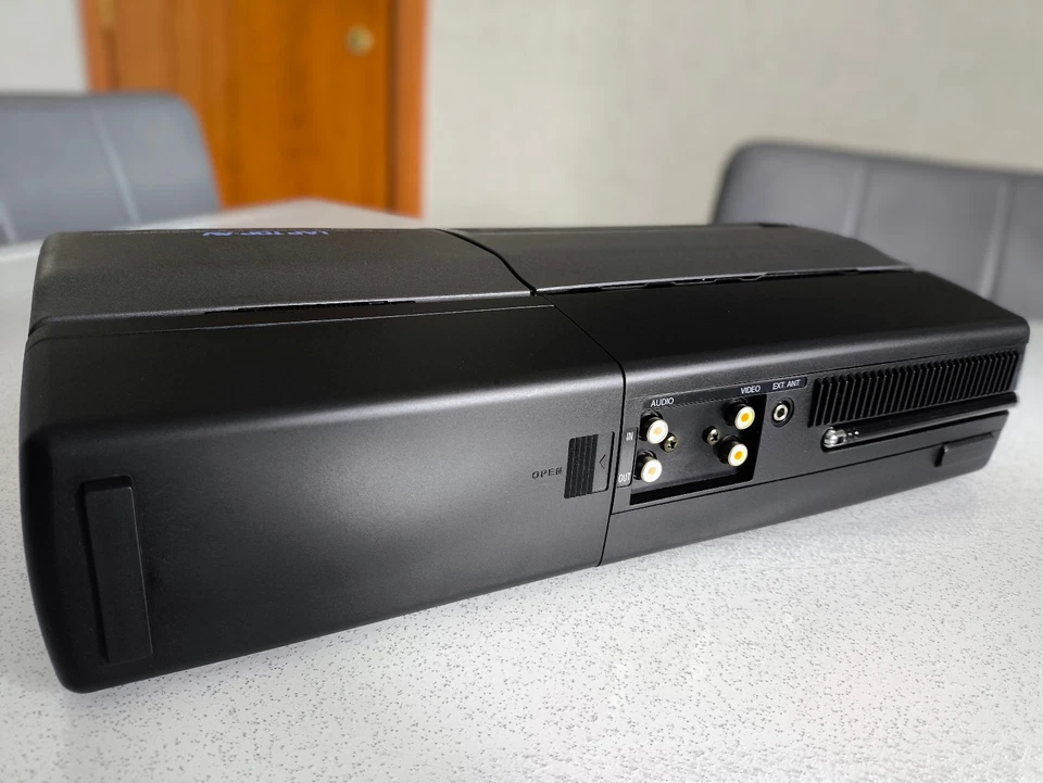 Videoregistratore VHS portatile Hitachi VT-LC50EM - Immagine 2 di 4