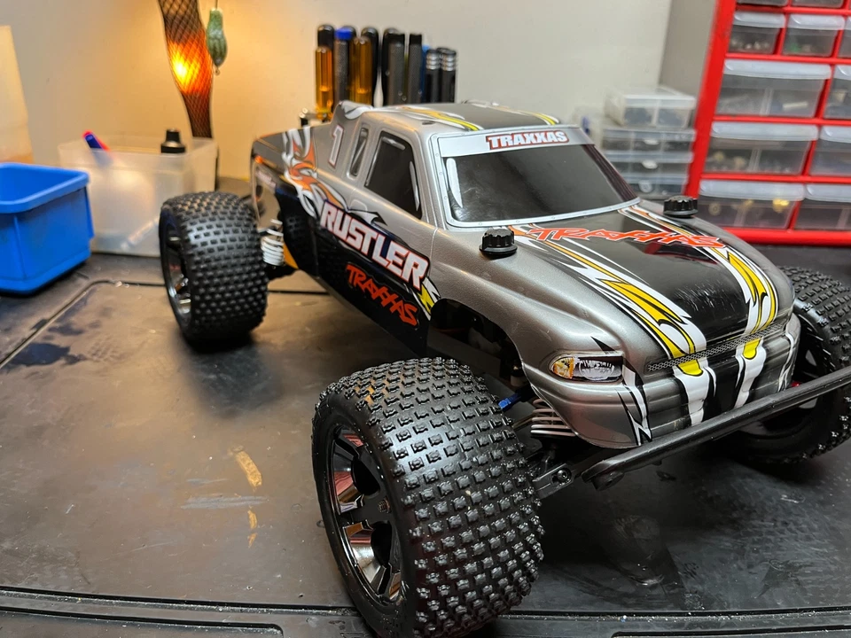 Traxxas Rustler 2WD Brushed Great Condition Nice Parts Upgraded W/Radio - Image 4 of 4