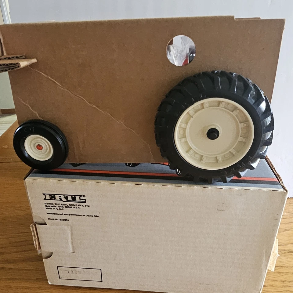 1990 Ertl 1/16 Scale Allis Chalmers D19 Diesel Toy Tractor Special Edition NIB! - Image 4 of 4