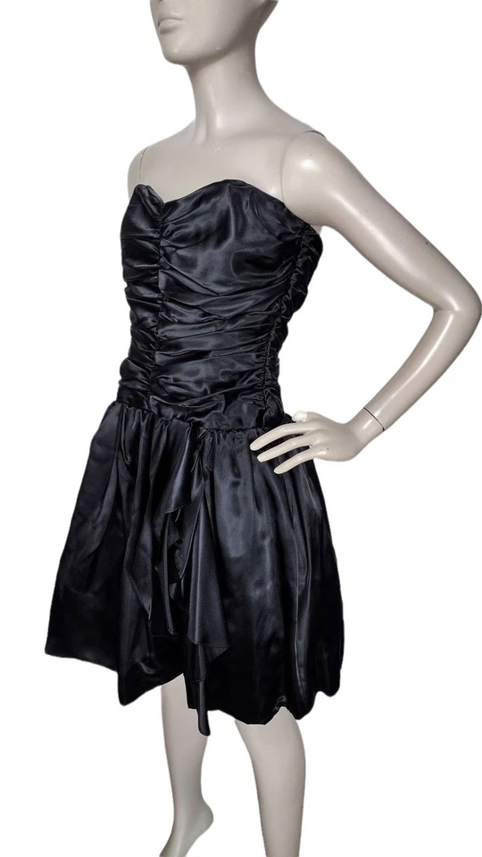 Vestido de fiesta vintage años 80 satinado sin tirantes acanalado corsé trasero tul calce y acampanado Foto 3 de 4