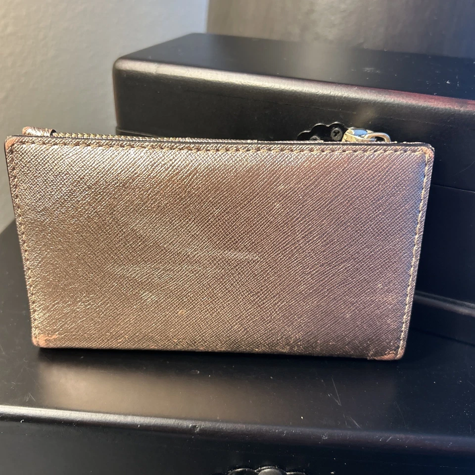 Cartera Kate Spade Nueva York Rosa JULIA Pequeña Delgada Doble Pliegue 5.5”x3” COMO ESTÁ Foto 4 de 4