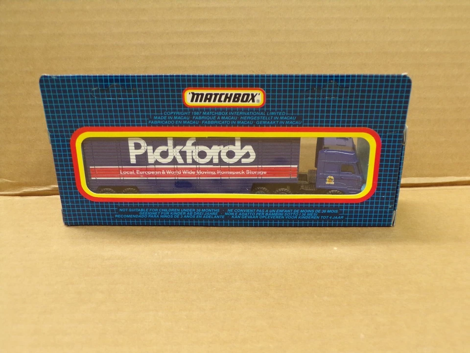 1987 Matchbox Convoy PICKFORDS MOVING DAF BOX TRUCK # CY24 - NOS ! - Image 2 of 4