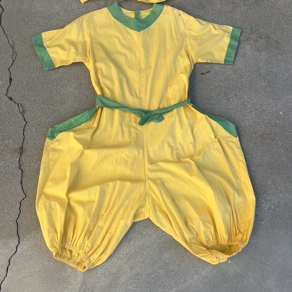 Traje de Juego Amarillo y Verde Vintage Años 30 Conjunto de Gimnasio Mameluco y Sombrero Madreperla Foto 2 de 4