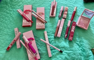 Kylie Cosmétiques 11-Piece Lot ✨ Kits pour lèvres, Lippies liquides, Blush, & Plus