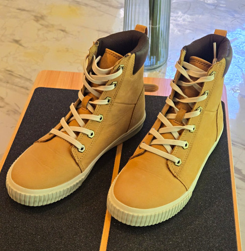 Timberland 6.5-Inch Premium Boots - Worn Only Once - Excellent Condition
