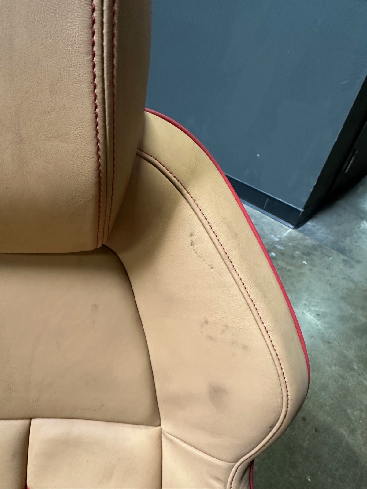 Ferrari F458 Italia, RH Right Front Seat Daytona, Beige/Red, Marks / Idents Used